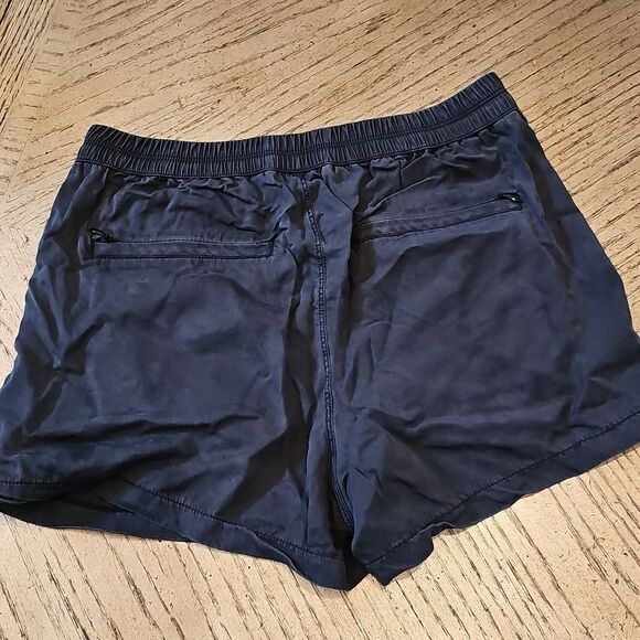Lululemon black shorts size 6 - Picture 5 of 9